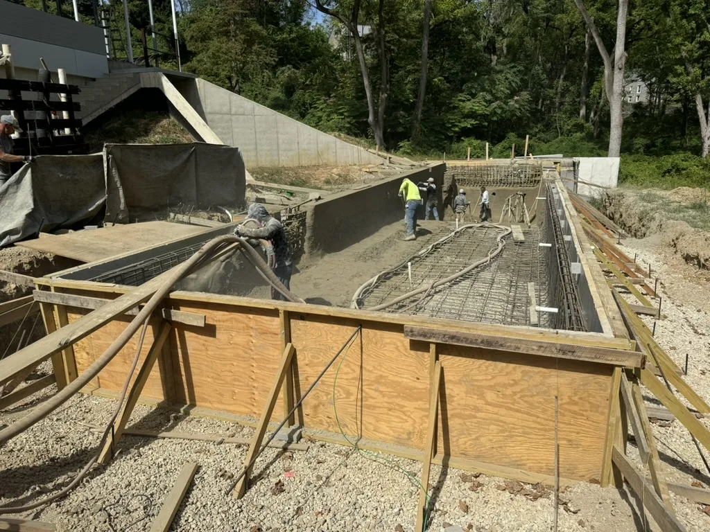 Inground pool with spa in Gladwyne, PA by Scott Payne Custom Pools