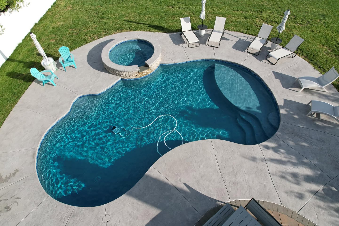 Mike Vaccaro's pool — aerial freeform view